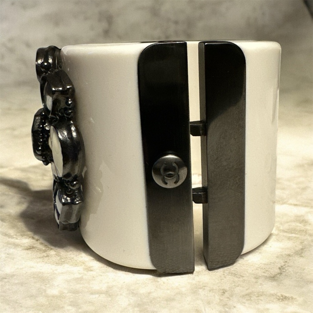 CHANEL Elegant Gunmetal and White Bracelet - Picture 3 of 7